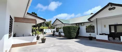 Fachada de la propiedad