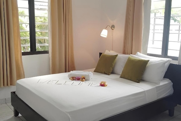 Cortinas blackout, tabla de planchar con plancha y wifi gratis