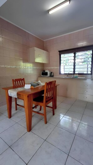 Full-sized fridge, microwave, oven, stovetop - Roche Kerlan Apartments (Praslin Island)