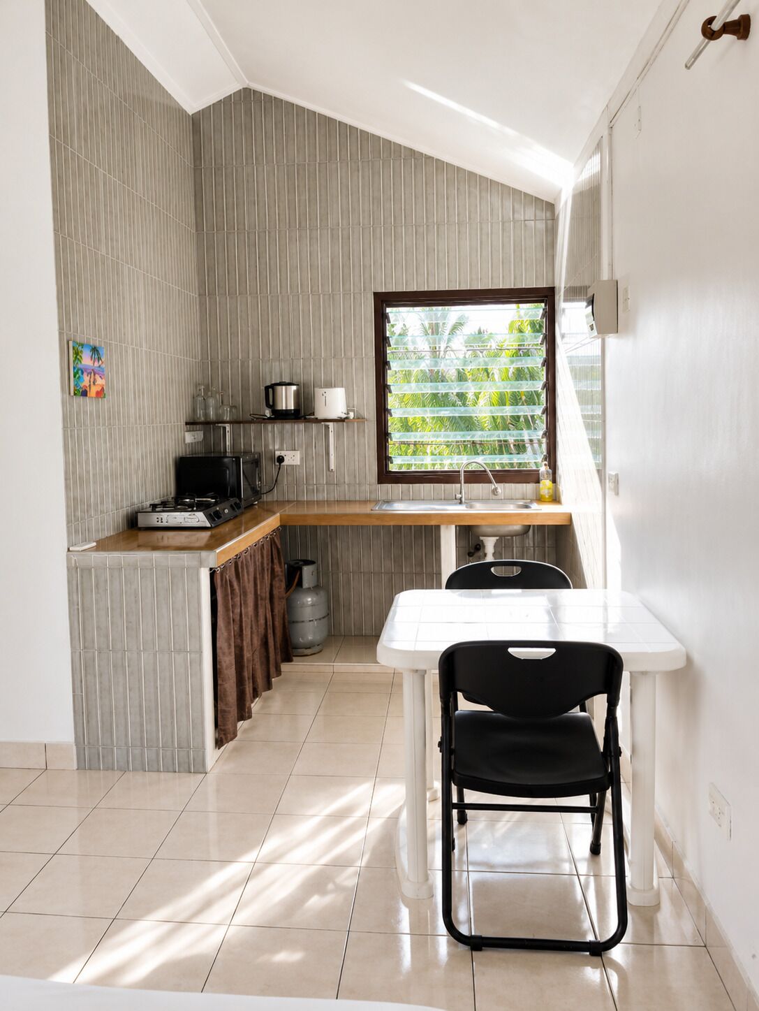 Studio Basic | Dapur pribadi | Microwave, kompor, pemanggang roti, dan kursi makan untuk bayi