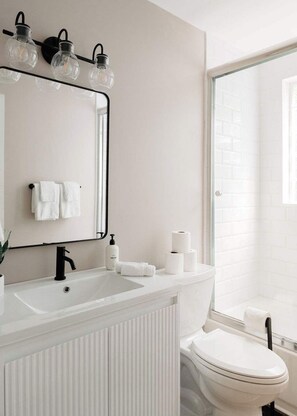 Een douche, een haardroger, handdoeken