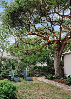 Property grounds - Bright 3-Bed Cottage w/ Grill, Steps to the Beach! (Folly Beach)