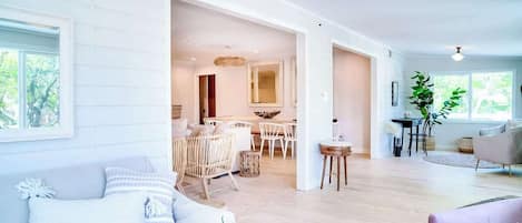 Télévision, livres, espaces bureaux