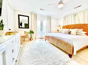 5 slaapkamers, een bureau, een strijkplank/strijkijzer, reisbedje