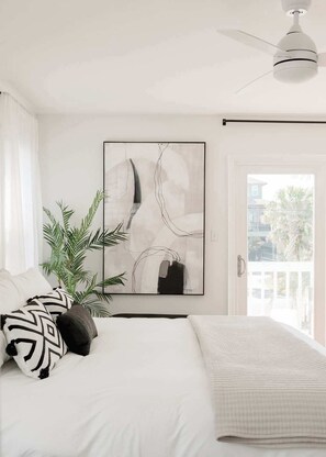 4 soverom, skrivebord, strykejern/-brett og reiseseng for barn