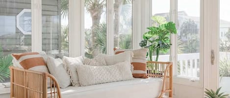 Een televisie, een open haard en een kantoor