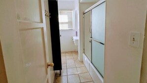Unclassified image, 2 of 23, button - Convinient Location in Los Angeles (Van Nuys)