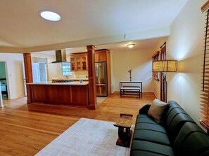 基础三人房, 露台 | 起居区