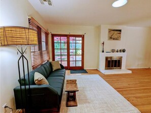 Habitación triple básica, patio | Área de sala de estar
