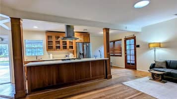 Basic Triple Room, Patio | Living area