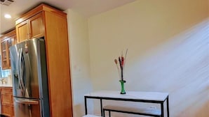Unclassified image, 5 of 23, button - Convinient Location in Los Angeles (Van Nuys)