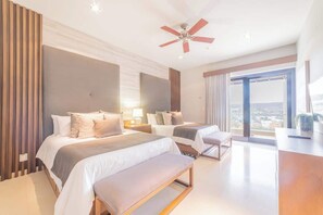 4 soverom, skrivebord, strykejern/-brett og reiseseng for barn