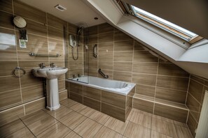Superior-Doppelzimmer, 1 King-Bett, Bergblick, Executive-Etage | Badezimmer