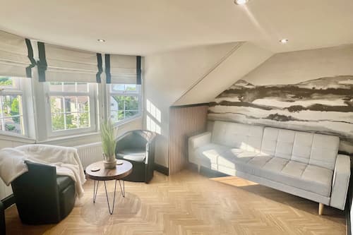 Luxury Townhome, Multiple Bedrooms, Shower Grab Bars, Non Smoking