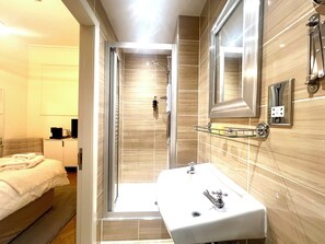 Deluxe Double Room, Non Smoking, Private Bathroom | Bathroom