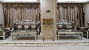 A luxurious living room with two ornate sofas, a central coffee table, and a decorative column. - Vienna Hotel ( Liaocheng Tita Jinding Shopping Center Branch) (Liaocheng)