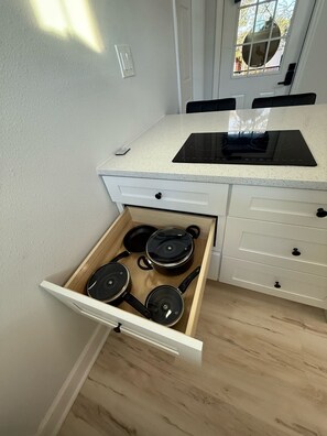 Køleskab, mikrobølgeovn, kogeplade, kaffe-/temaskine