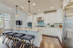 Réfrigérateur, four à micro-ondes, un four, surface de cuisson