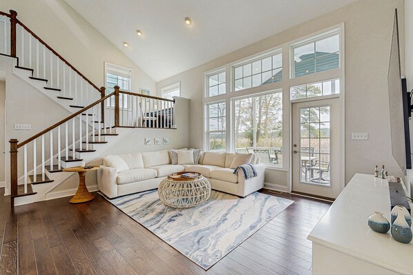 テレビ、DVD プレーヤー