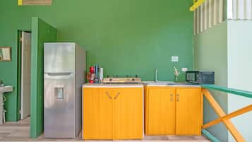 Jääkaappi, mikroaaltouuni, kahvin-/teenkeitin