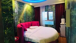 A bedroom with a bed, a window, and a ceiling light fixture. - Super 8 Hotel (Beijing You'anmen Outer Street) (Beijing)