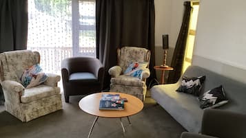 Smart-TV, Kamin, Bücher