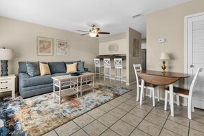 Condo, 1 King Bed with Sofa bed (Sandprints A1) | Living area