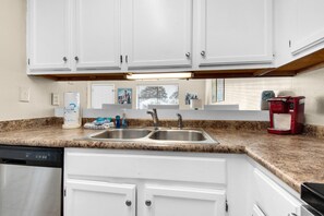 コンドミニアム キングベッド 1 台ソファーベッド付き (Sandprints A1) | 専用キッチ�ン