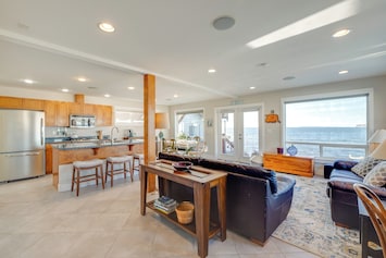 Blaine Vacation Rental | 2BR | 2BA | 1,700 Sq Ft | Exterior Staircase to Enter