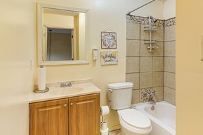 Hair dryer, towels - 17 Mi to Dtwn Memphis: Townhome w/ Fenced Yard! (Memphis)