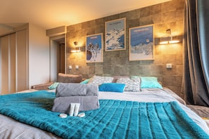 Deluxe trippelrum - utsikt mot bergen | Gratis barnsängar, gratis wi-fi och sängkläder