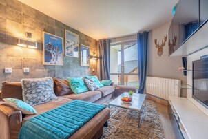 Deluxe Triple Room, Mountain View | Living area | LED TV