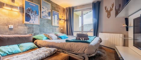 Deluxe Triple Room, Mountain View | Free cribs/infant beds, free WiFi, bed sheets