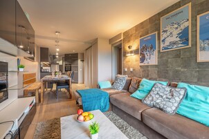 Deluxe Triple Room, Mountain View | Living area | LED TV