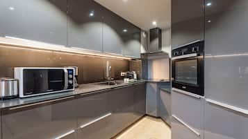 Habitación triple Deluxe, vista a la montaña | Cocina privada | Frigobar, cafetera y tetera, tostadora y utensilios de cocina