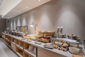 A buffet setup with various food items and serving utensils. - HomeInn Seleted Hotel (Shanghai Planetarium Dishui Lake Metro Station Branch) (Shanghai)