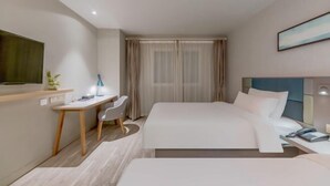 A hotel room with a bed, a desk with a chair, a TV, and a painting on the wall. - Homeinn Selected Hotel (Shanghai Lin-gang Ocean Park Dishui Lake) (Shanghai)