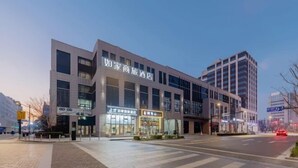 A modern hotel with a prominent sign, large windows, and a clean, urban street view. - Homeinn Selected Hotel (Shanghai Lin-gang Ocean Park Dishui Lake) (Shanghai)