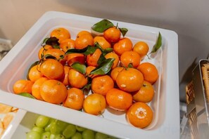 A white tray filled with oranges and green grapes. - HomeInn Seleted Hotel (Shanghai Planetarium Dishui Lake Metro Station Branch) (Shanghai)