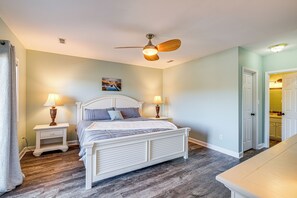 2 bedrooms, desk, Internet, bed sheets - 'Better Lake Than Never' Huddleston Condo (Huddleston)
