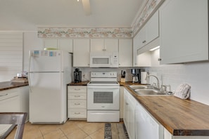 Réfrigérateur, micro-ondes, plaque de cuisson, lave-vaisselle