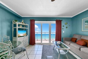 Leilighet, 1 kingsize-seng med sovesofa (The Summit 1209) | Oppholdsområde | TV