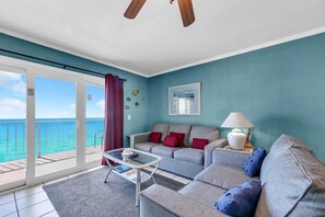 Leilighet, 1 kingsize-seng med sovesofa (The Summit 1209) | Oppholdsområde | TV