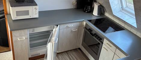 Køleskab, mikrobølgeovn, ovn, kogeplade