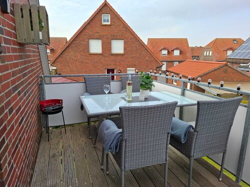 FeWo Lüttje Amselnüst - zentrale Lage direkt am Deich mit Balkon
