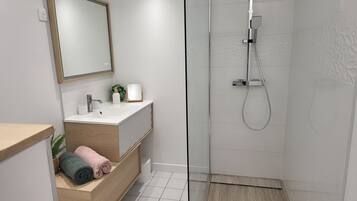 Douche, sĂšche-cheveux, serviettes fournies, papier toilette
