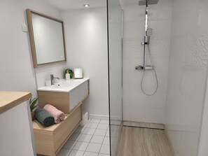 Dusche, Haartrockner, Handtücher, Toilettenpapier