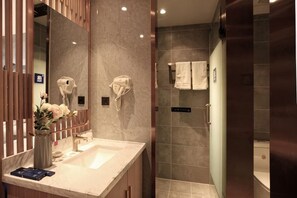 A modern bathroom with a large mirror, a sink, and a shower area. - Super 8 Plus Hotel (Beijing Tiananmen Square Qianmen Pedestrian Street) (Beijing)
