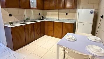 Großer Kühlschrank, Mikrowelle, Ofen, Kochgeschirr/Geschirr/Besteck