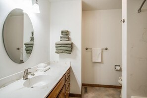 Haartrockner, Handtücher, Toilettenpapier